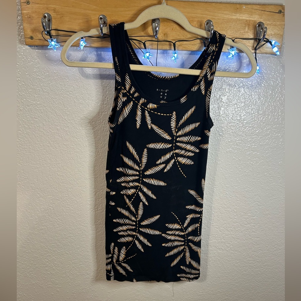 Tank top. Great quality. Barely worn.